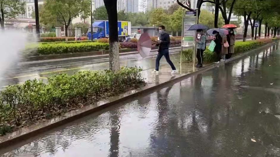 雨天溅起积水淋湿路人被罚200