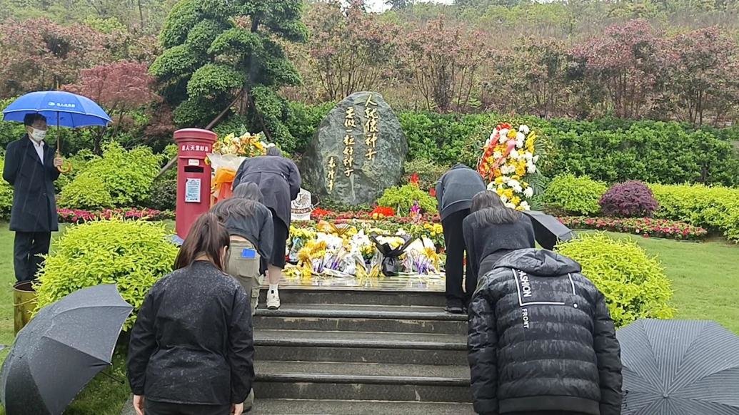 袁隆平墓上放两碗米