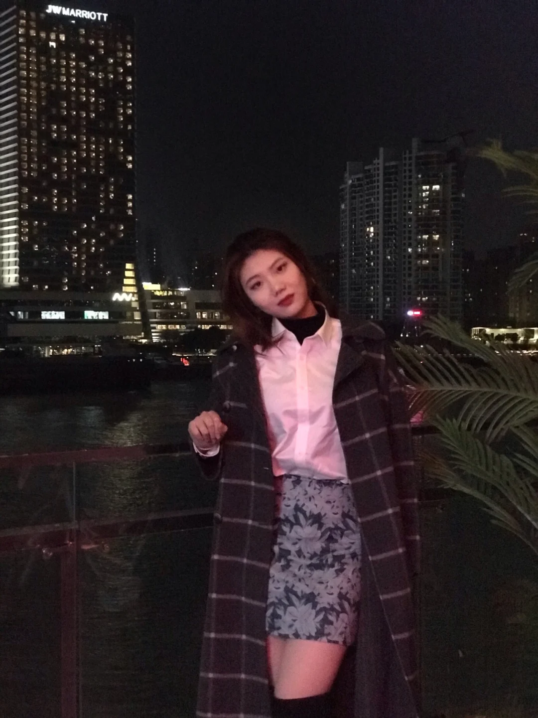 点点营火照江边