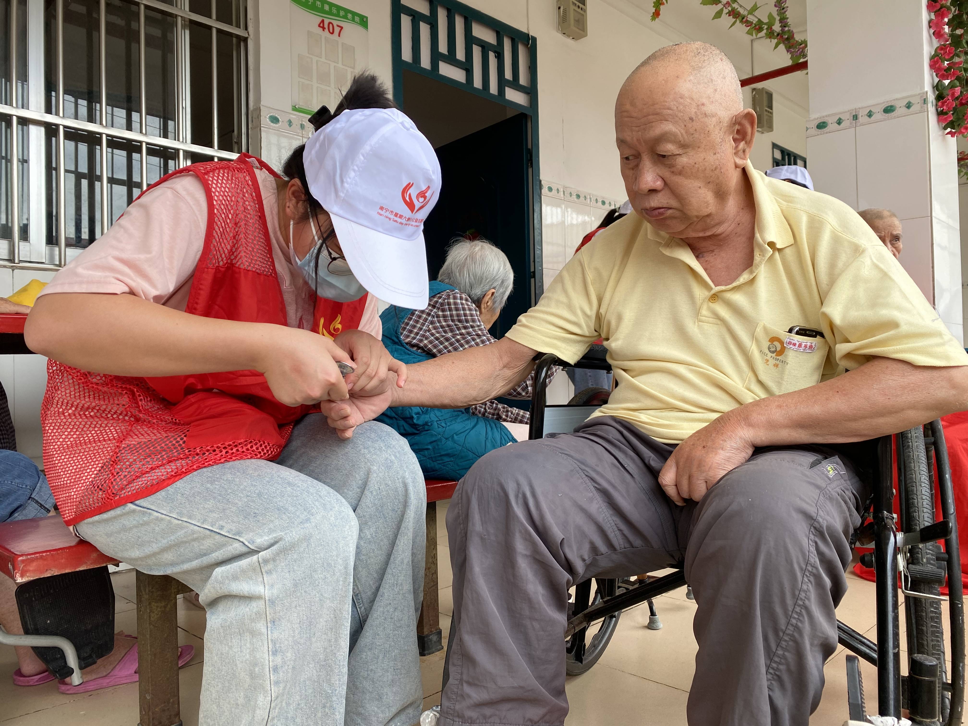 南宁白叟超市上吊