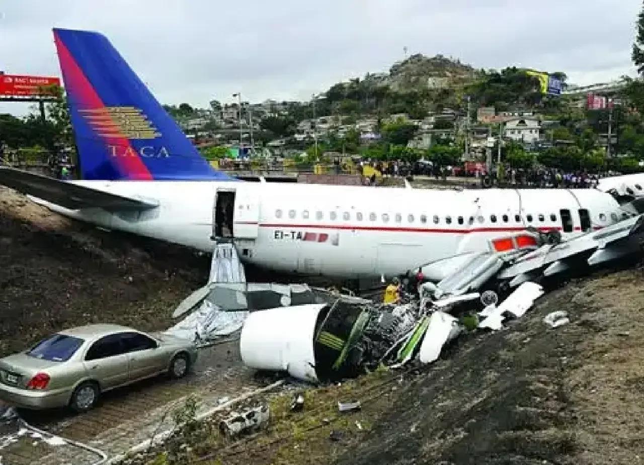 南航波音747坠毁
