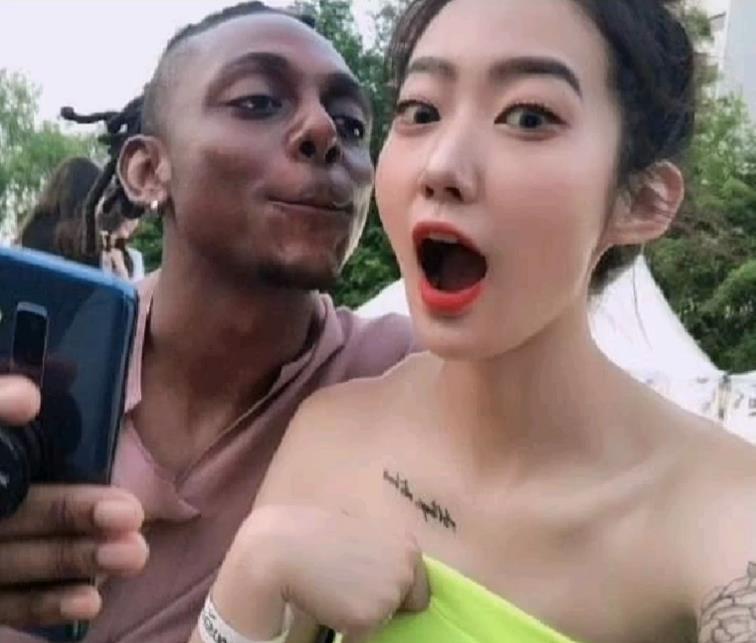 媚黑什么意思