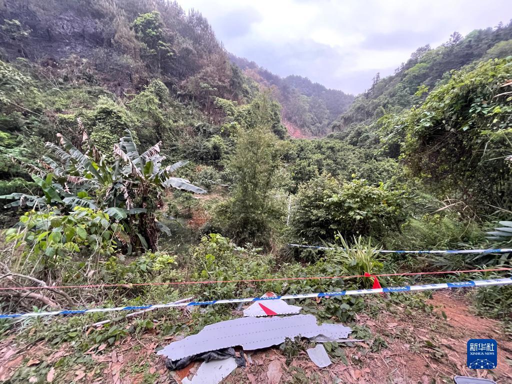 东航客机降落时疑撞坏跑道灯