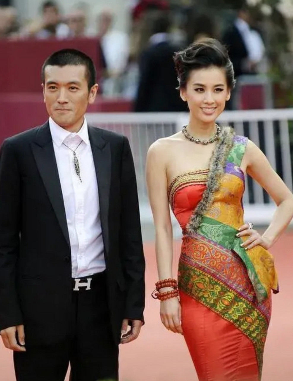 巨力团体董事长与杨子的干系