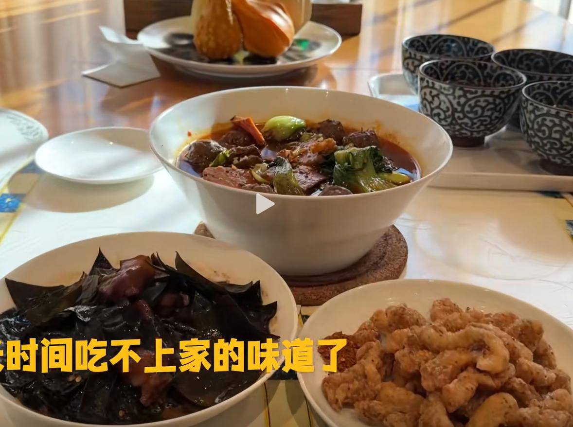 长春一饭铺把剩菜给主顾吃