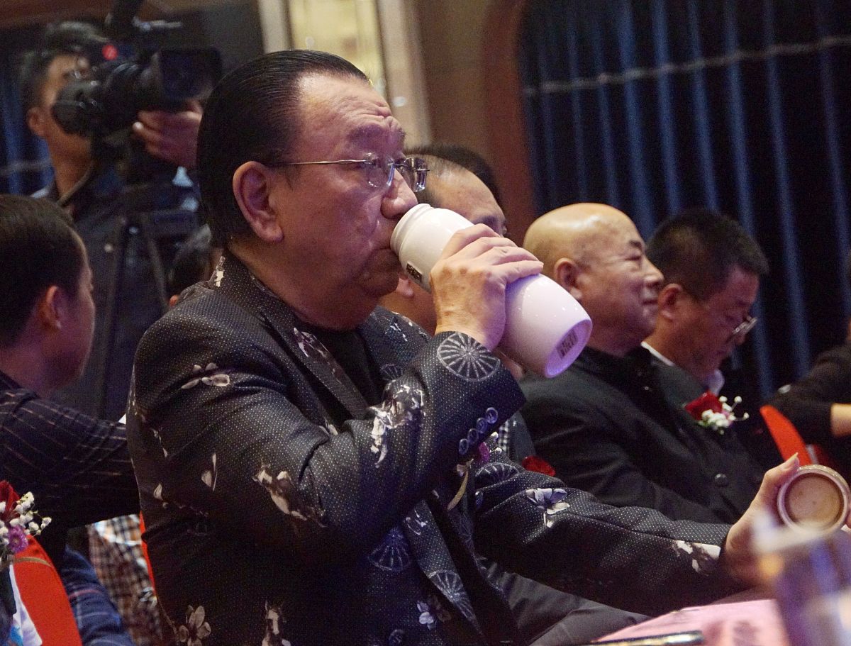 潘长江否定灌醉茅台董事长拿到订价