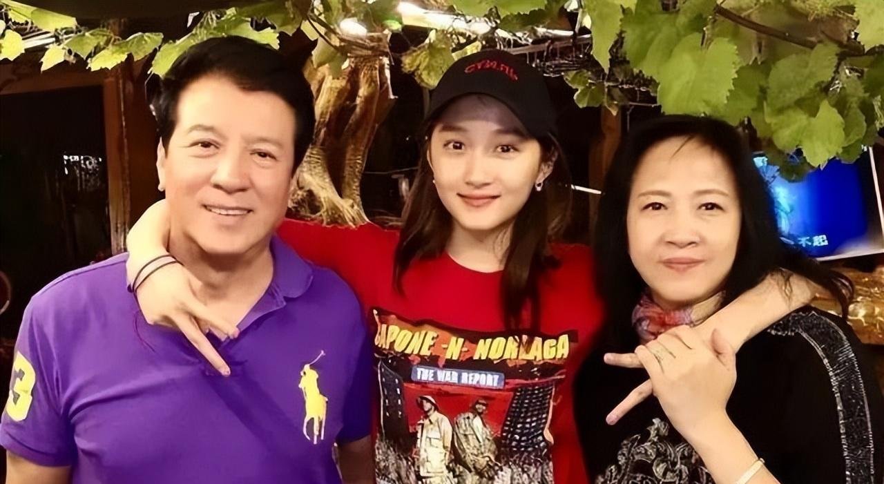关晓彤的门第