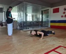 90后男子做俯卧撑致下身瘫痪