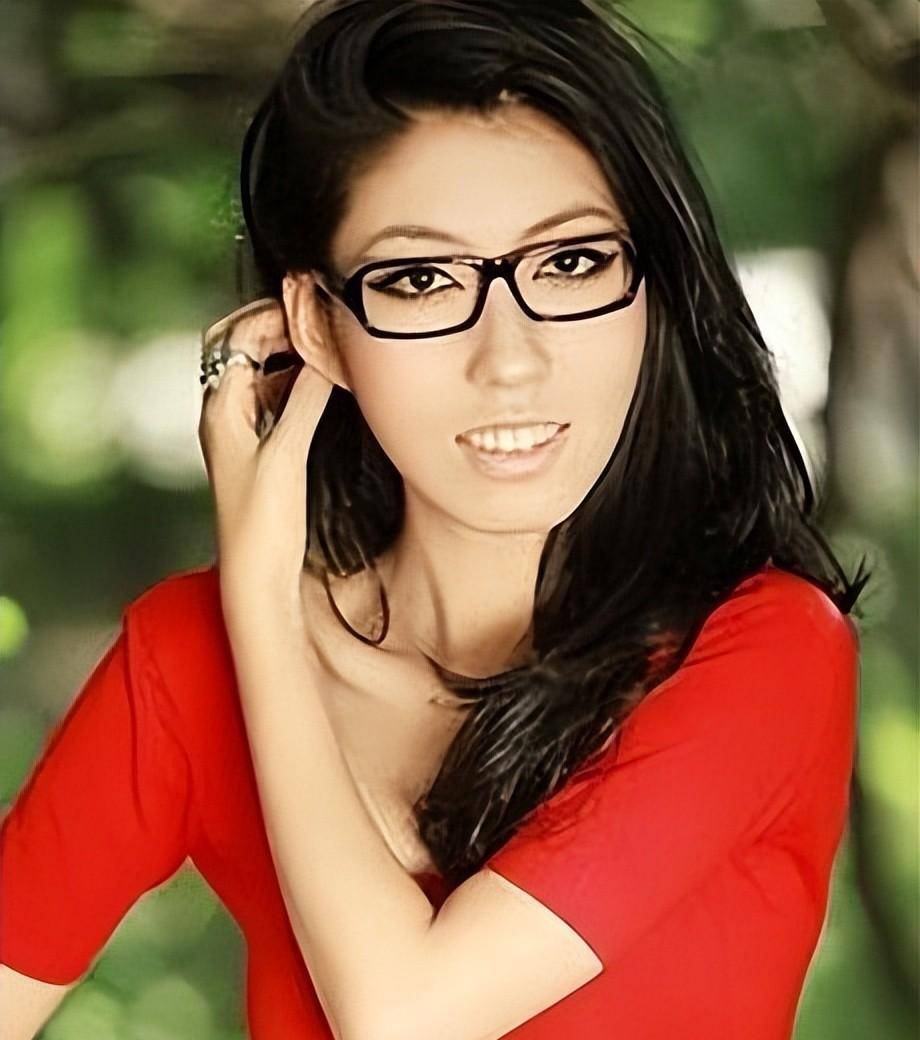 曲婉婷团体材料