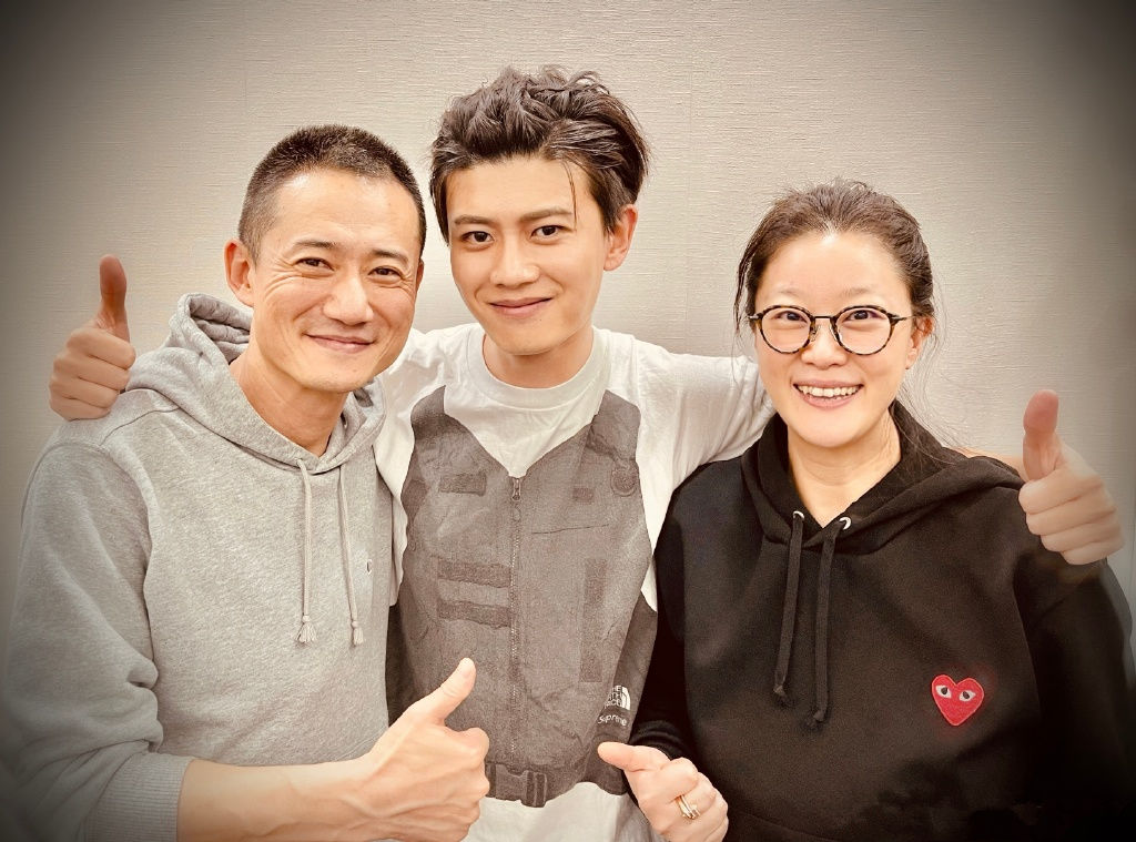 任嘉伦一家三口合照