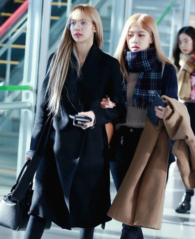 LISA和谁结婚了