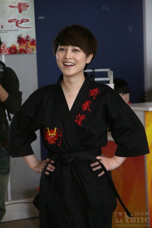 厉娜颁布发表成婚